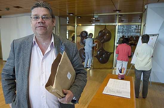 Illalla Espoon valtuustoon ja lopuksi perheen pariin. Vaalivoittaja Timo Soinin paluu arkeen sujui perinteisin menoin.