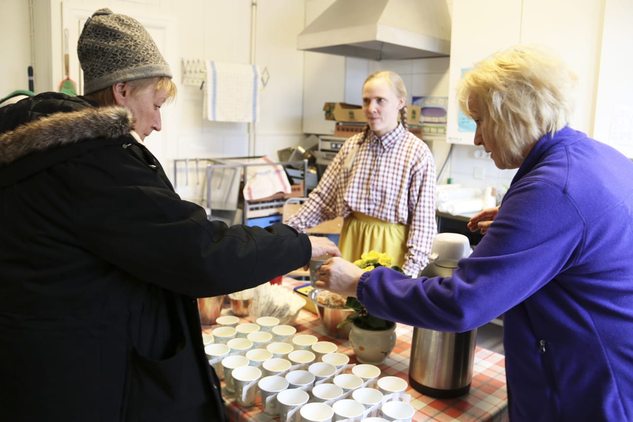 Tuula Miettunen osti kahvia ennen hiihtokisan alkua ja mukana olleelle Leolle mehua.