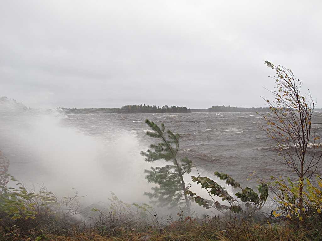 Myrsky on nostanut korkeita aaltoja pohjoisella Itämerellä.