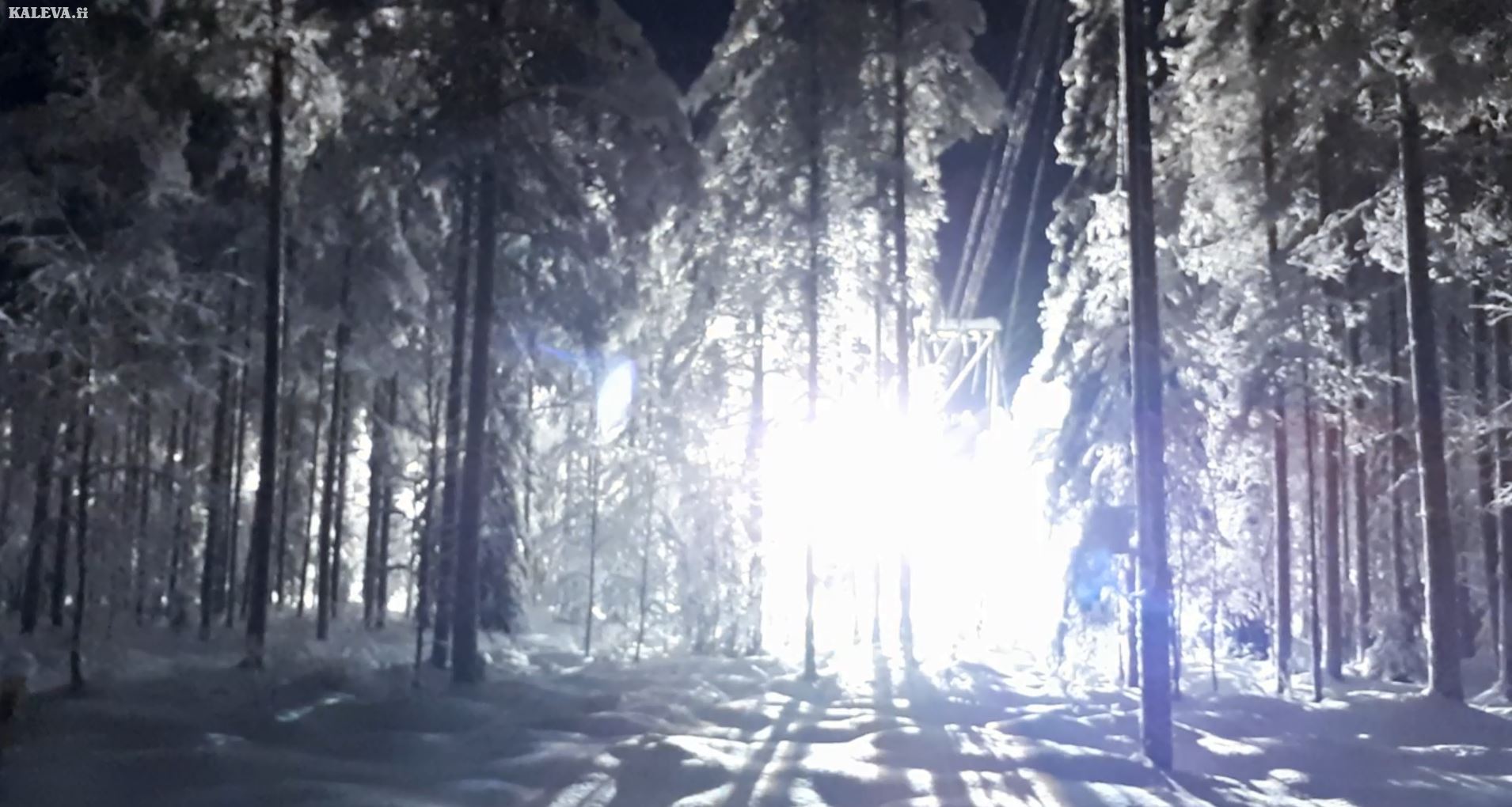 Oikosulku käräyttää sähkölinjan Sarakylällä