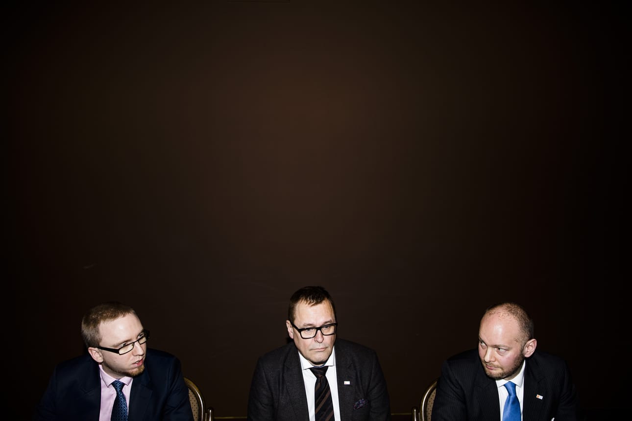 Sinisten eduskuntaryhmän puheenjohtaja Simon Elo, puoluesihteeri Matti Torvinen ja ministeriryhmän vetäjä Sampo Terho joutuvat yhä pohtimaan, miten saisivat alamaissa matelevan kannatuksen nousuun. Arkistokuva.