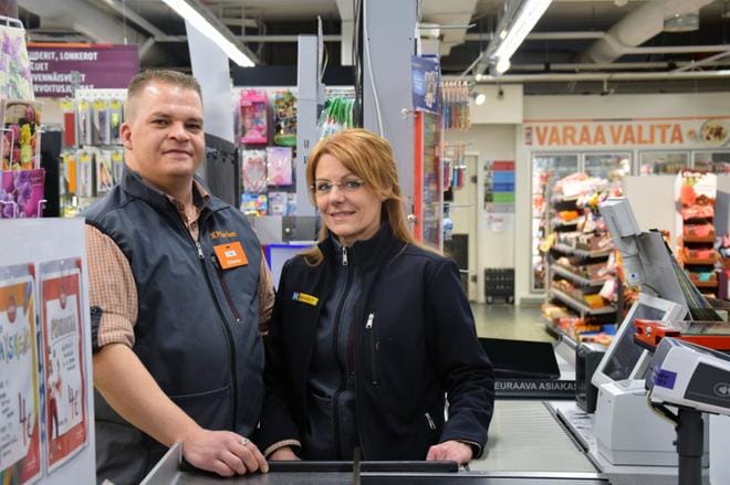 K-Market Suvilahden kauppiaspari Timo Niemelä ja Päivi Ekström valittiin tammikuussa Länsi-Suomen vuoden kauppiaiksi. Myös asiakkaille on vielä luvassa voittojuhlintaa. Kuva: Raija Koivisto