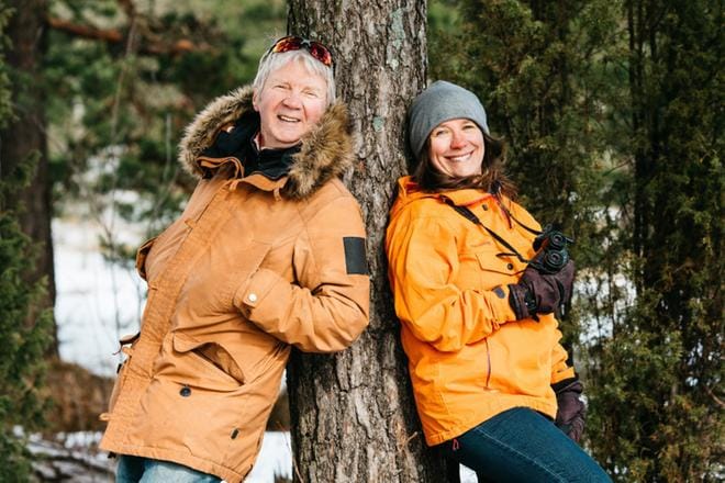 Minna Pyykkö ja Pirkka-Pekka Petelius juontavat Ulos luontoon Kevätseuranta -ohjelmaa. Kevään etenemistä seurataan viitenä sunnuntaina. KUVA: Ilmari Fabritius/Yle Kuvapalvelu