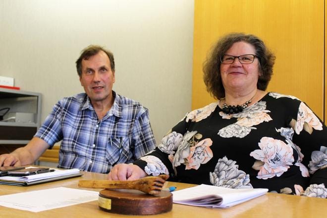 Erkki Viitikko ja Soile Luoma luotsaavat päätöksentekoa Karijoella. KUVA: MINNA ZILLIACUS