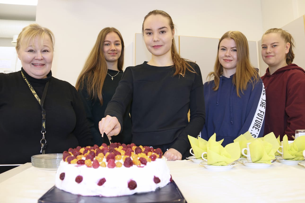Sari Mäkisalo, Aliisa Lääkkö, Aino Hemmilä, Sivu Näppä ja Ella Pakkala suuntaavat pääkaupunkiin kisailemaan. Matkaa sponsoroi Lumijoen Paikallisosasto Maataloustuottajain Keskusjärjestö.