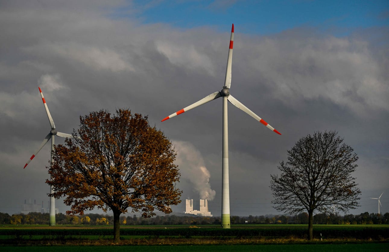 Strategisiksi määriteltyihin toimintoihin ei enää sovelleta samanlaista ympäristö- ja luonnonsuojelusääntelyä kuin muihin hankkeisiin. Kuvassa tuuliturbiini energiayhtiön RWE:n ylläpitämän ruskohiilivoimalaitoksen edessä Neurathin lähellä Länsi-Saksassa.