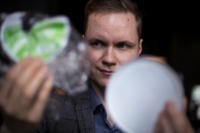 Juha Beurling-Pomoellin mukaan muovia pitäisi käyttää vähemmän, mutta oikeissa paikoissa. Muovien sisältämillä lisäaineilla on monenlaisia haittoja ihmisen terveydelle. KUVA: PAULA KASKIMAA