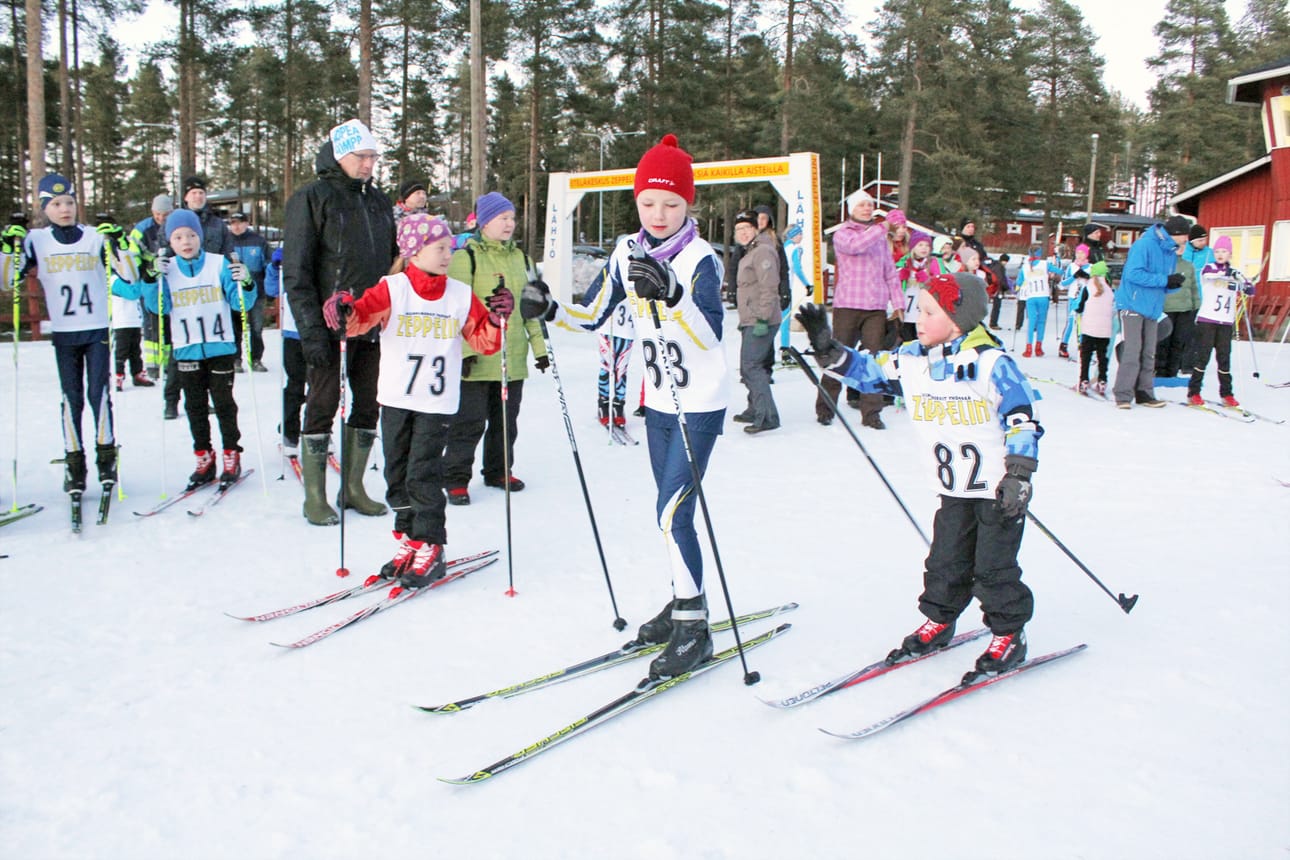 Lari Rauma tulee vaihtoon ja lähettää matkaan Elli Loukkaanhuhdan (LNM). Lilja Simola (TyA) odottaa omaa vuoroaan.