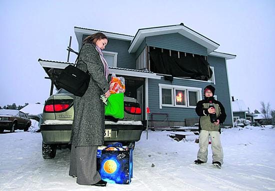 Eeva-Maria ja Eemil Dahl tarvitsevat päivittäiseen liikkumiseensa omaa autoa. Kuivasrannalle eivät ole vielä palvelut tulleet. Eemilkin aloittaa ensi syksynä esikoulunsa oman alueen ulkopuolella.