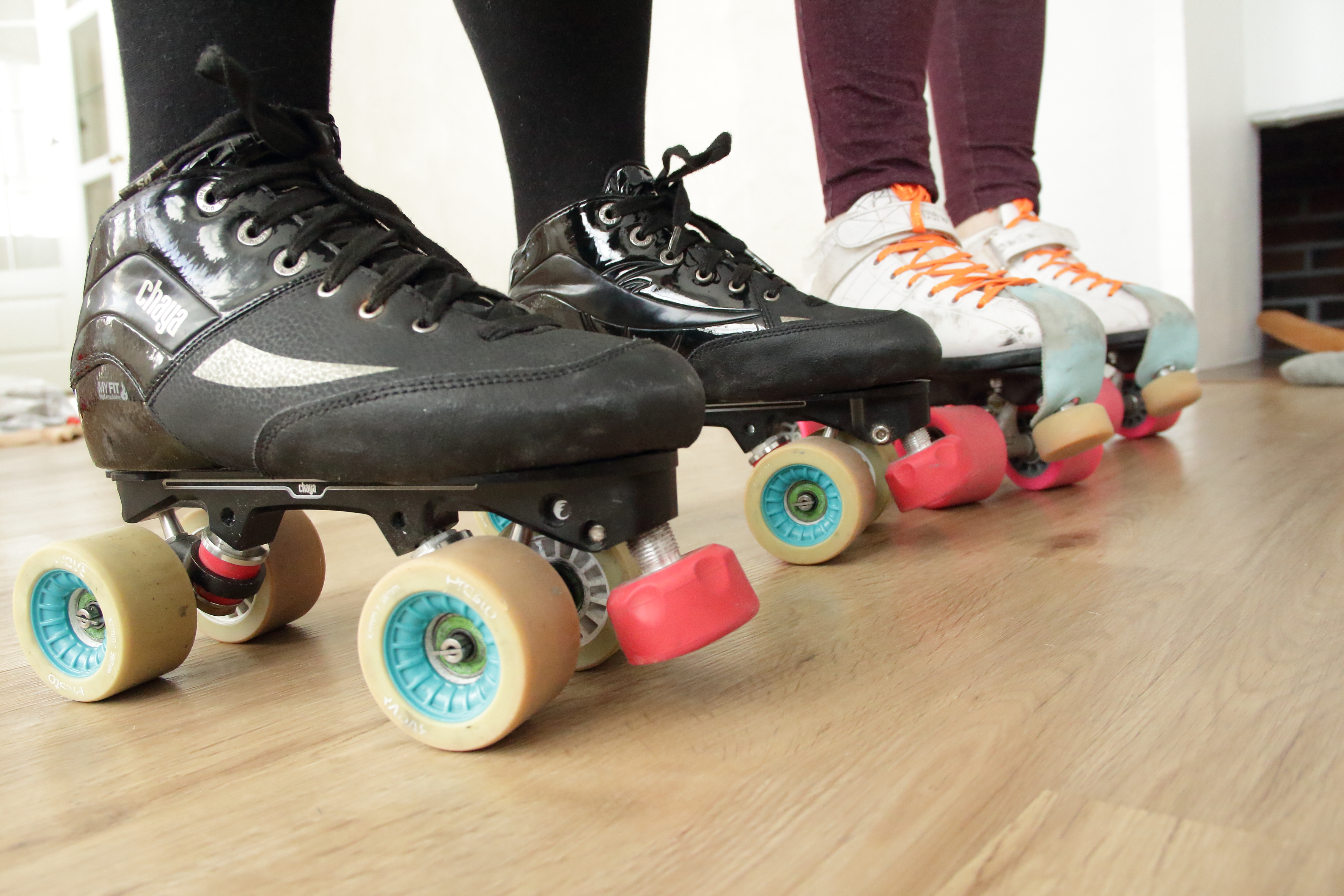 Roller derbyssä käytetään nelirullaisia rullaluistimia, joiden kärjessä on niin sanottu toestop. Tuntuma on aivan erilainen kuin tavallisilla rullaluistimilla.