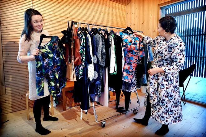 Heidi Hirvilammi ja Johanna Rintamäki perustavat Seinäjoelle vaatelainaamo Tantun, joka toimii ainakin aluksi omakotitalon yläkerrassa. KUVA: JOUKO HÄNNINEN