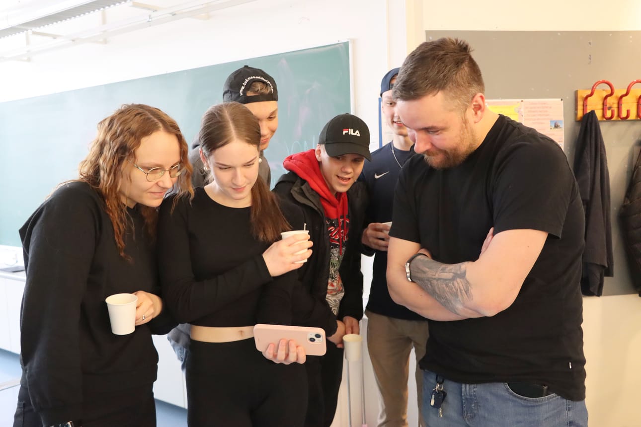 Kamilija Beliakovan puhelimestaan esittämä video kiinnosti myös Katariina Roposta (vas.) ja Joni Puntalaa (oik).