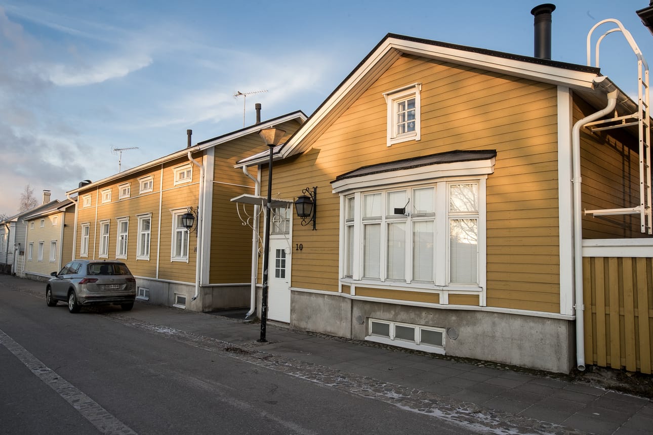 Aatonaaton ikkuna löytyy osoitteesta Cortenkatu 10. Cortenkatu on Raahen vanhimpia katuja. Se on saanut nimensä Raahen ensimmäisen pormestarin Henrik Corten mukaan.