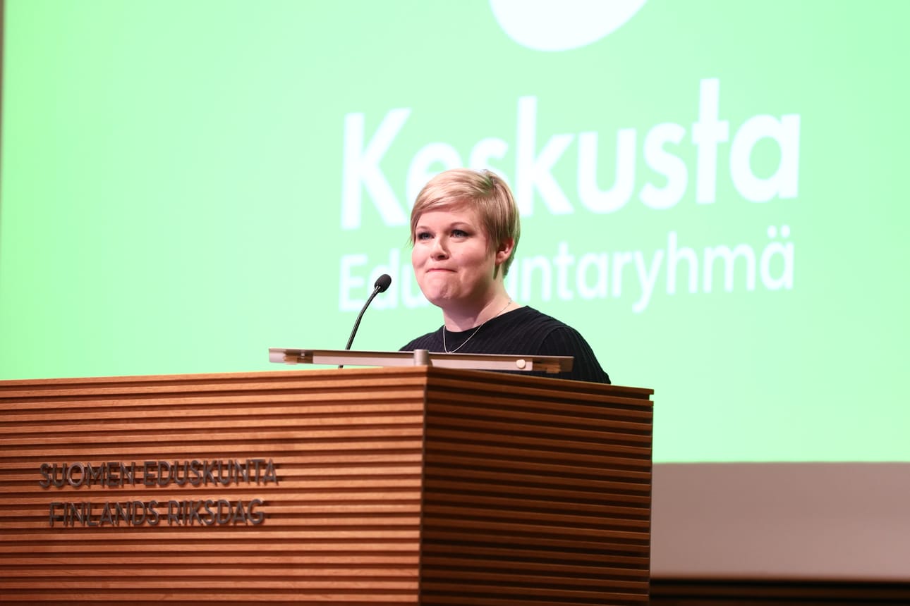 Keskustan puheenjohtaja, tiede- ja kulttuuriministeri Annika Saarikko tulistui perussuomalaisten koulukampanjasta. En voi sietää ajatusta siitä, että miltei sadantuhannen suomalaisen opettajan ylle heitetään varjo heidän ammattitaitonsa puutteesta. Tässä maassa on fiksuja lapsia ja nuoria, ja heillä on maailman parhaat opettajat. Silti perussuomalaiset vihjailevat heidän aivopesevän lapsia. Nuo väitteet ovat vastuuttomia.