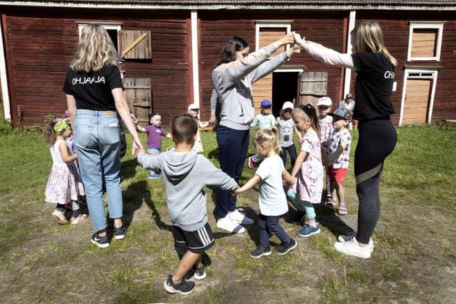 Perinneleikit keräävät kesäisin kahden viikon ajan nykyisiä ja entisiä lapualaisia Ränkimäen talon pihamaalle. Tässä leikitään Lontoon silta romahtaa -leikkiä. KUVAT: JOUKO HÄNNINEN