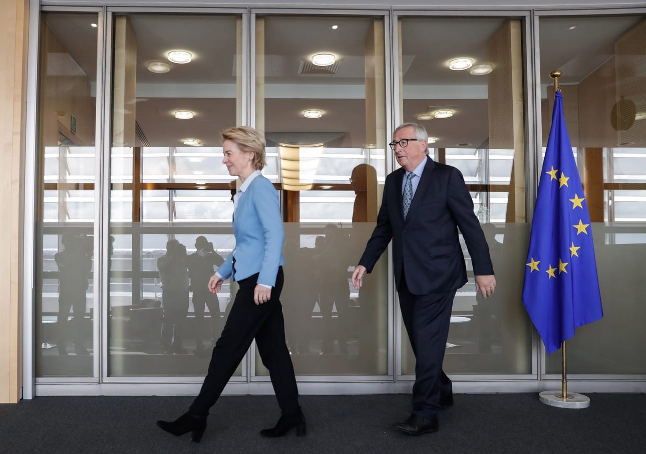 Edellisen komission puheenjohtaja, luxemburgilainen Jean-Claude Juncker (oik.) tekee tilaa saksalaiselle Ursula von der Leyenille.