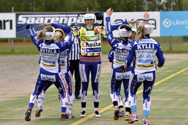 Lapuan Kaisa-Leena Rautakorpi juoksi kunnarin naisten Superpesiksen ottelussa Porin Pesäkarhuja vastaan. KUVA: LEHTIKUVA/JUHA HARJU
