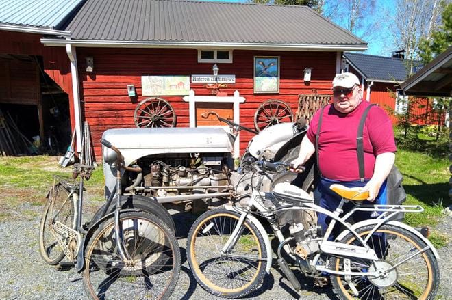 Museomestari Mattilan vanha Ferkku ja uusin hankinta, apumoottorilla puksuttava pyörä. KUVAT: MIIANELLA HERRALA