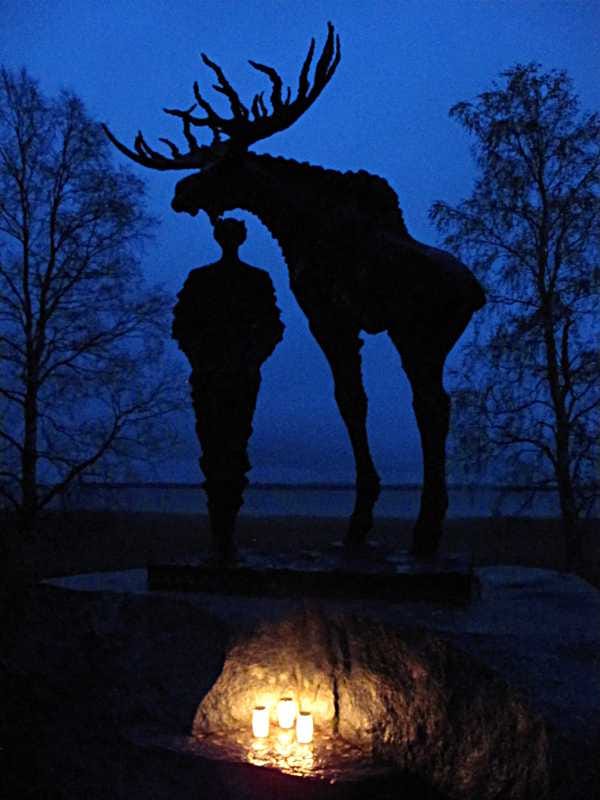 Veikko Huovisen elämäntyön kunniaksi pystytetty Nina Ternon veistämä Huovispatsas sijaitsee Sotkamon Hirvensaaressa.