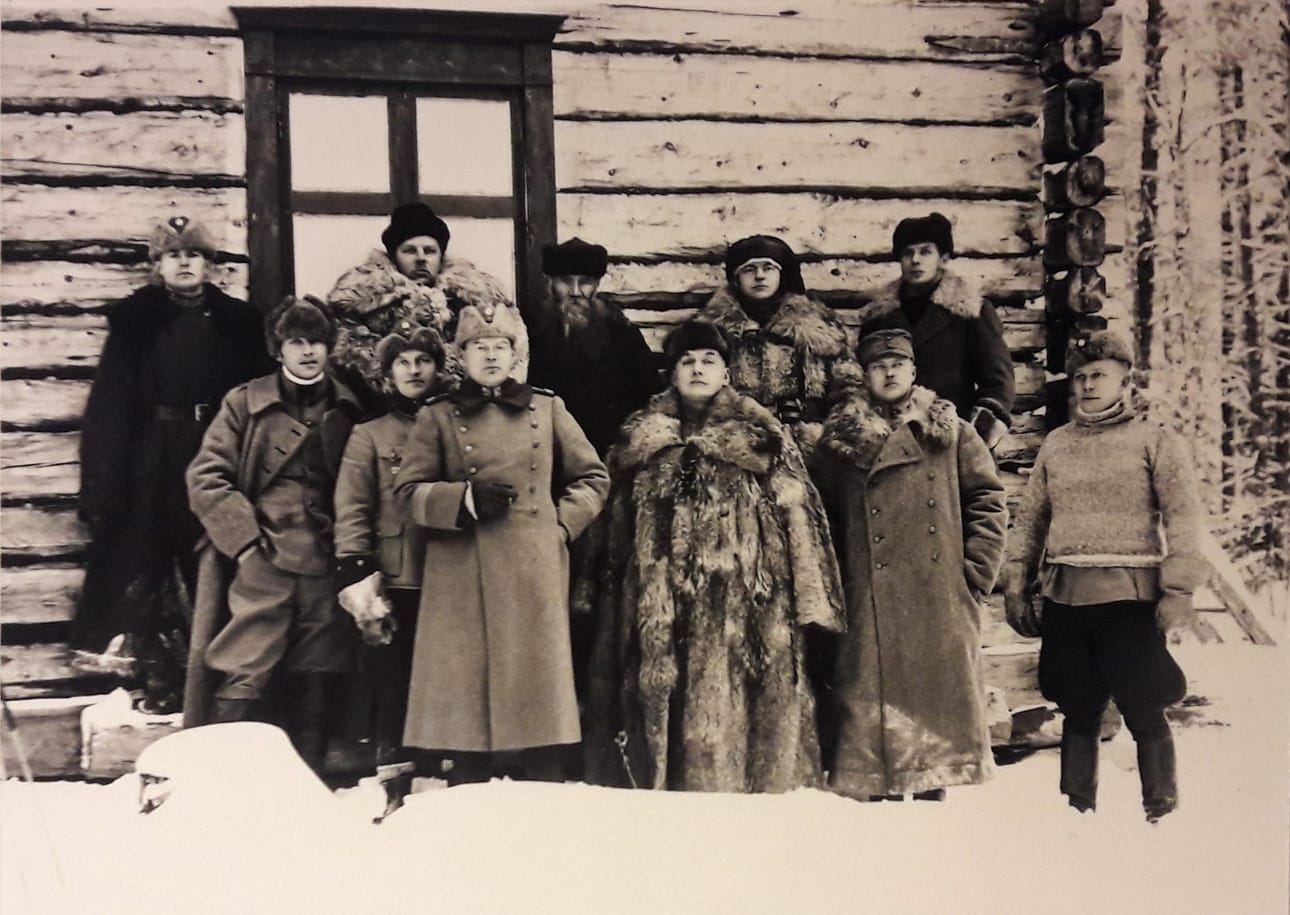 Entisiä jääkäreitä vierailemassa Hyrynsalmella, ”Hallan ukon” saareen rakennetussa kalamajassa, joka valmistui 1914. Se toimi 1915-17 monen jääkärin suojapaikkana. Saarta ryhdyttiin myöhemmin kutsumaan ”Jääkärisaareksi”. Hohenlockstedtin kotiseutumuseon kokoelma.
