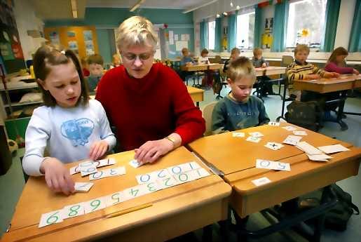 Pienet ryhmäkoot on yksi tavoite, joka toistuu puolueiden vaaliohjelmissa. Kuvassa Marja-Liisa Männynsalo opastaa Emilia Käkelää numeroiden kanssa.