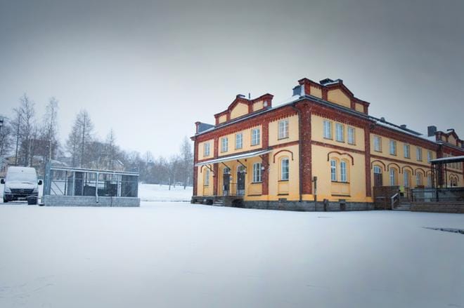 Huoltorakennuksen paikalla on tällä hetkellä museon ja terassiyrittäjän käyttämä roskakatos. Arkistokuva: Tanja Korpela