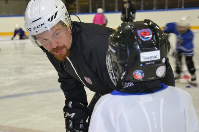 Antti Uitto opastamassa S-Kiekko Junioreiden Leijonakiekkokoulussa. Kuva: Kirsi Kuusisto