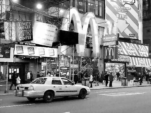 Hiipuvaa ruokaperinnettä. McDonald's kuuluu vielä oleellisena osana amerikkalaiseen kaupunkikuvaan. Analyytikkojen mukaan hampurilaisimperiumin on kuitenkin kyettävä uudistumaan rajusti säilyttääkseen asemansa.