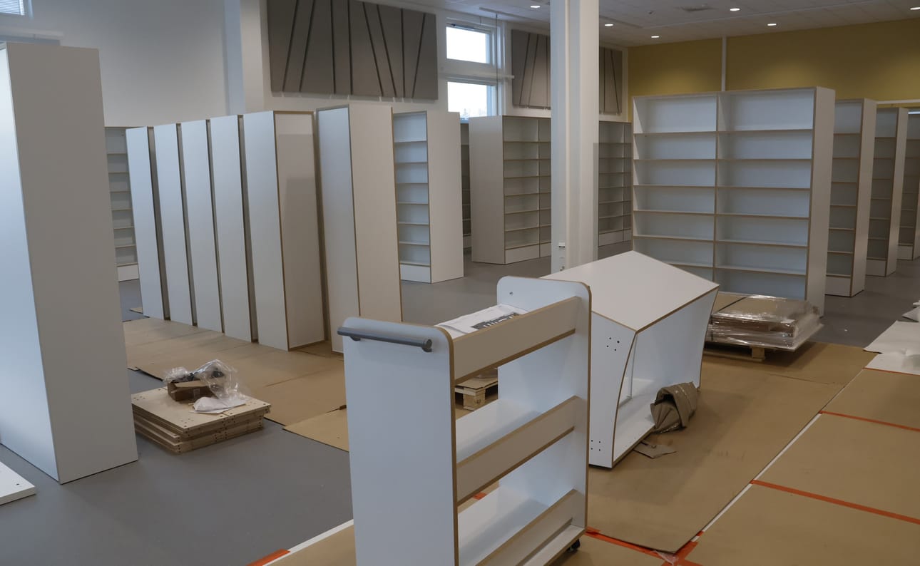 Välipäivinä uudessa kirjastossa oli jo hyllyjä, mutta vajaan 30 000 niteen kokoelmaa vasta valmistauduttiin siirtämään vanhoista tiloista. Arkistokuva: Anu Nahkala