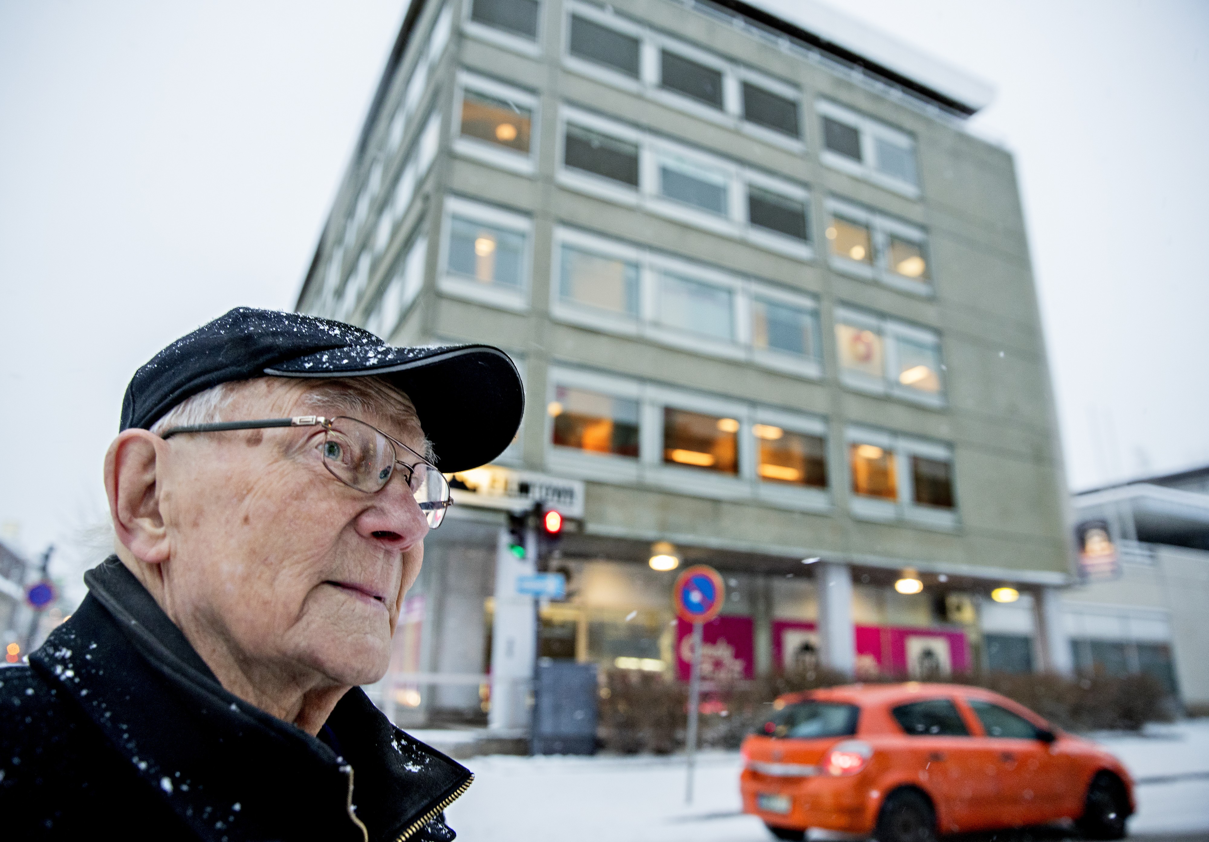 Oululainen Valter Bäckström muistaa, kun pommit putosivat Heinäpäähän