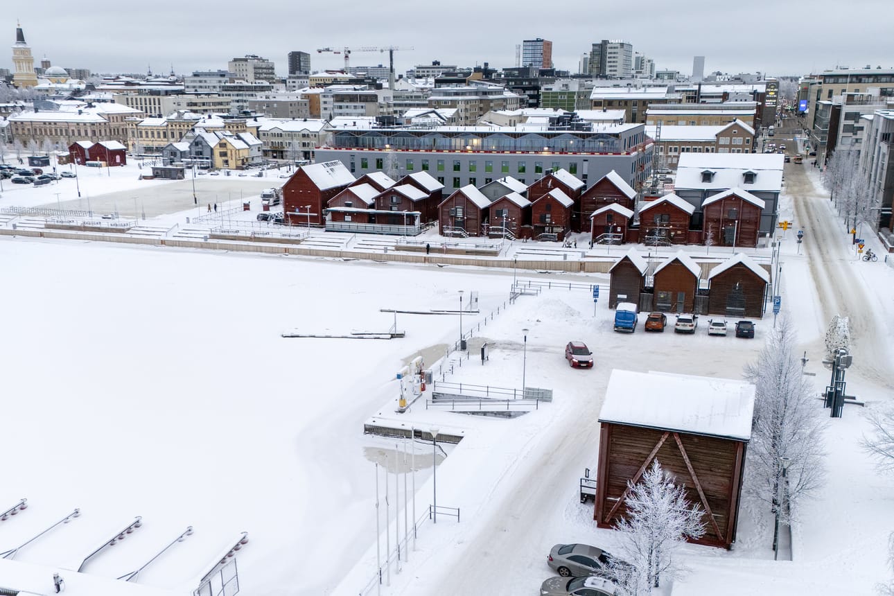 Aittatori on jälleen yhtenäinen, kun neljä punaista aittaa palautetaan takaisin alkuperäisille paikoilleen kuvan oikeassa reunassa kulkevan Saaristonkadun varteen.