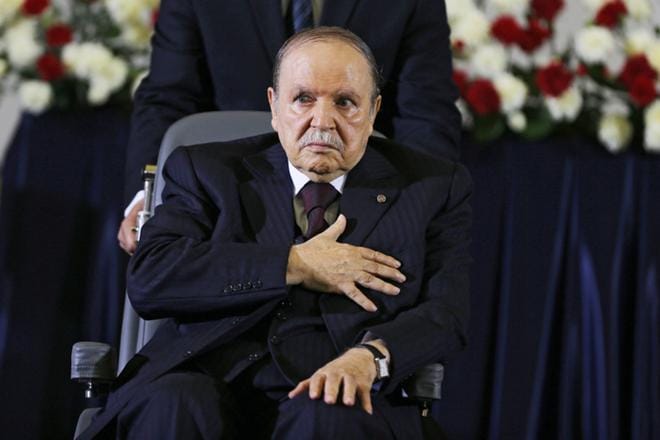 Abdelaziz Bouteflika vannoi presidentin virkavalan neljännen kerran huhtikuussa 2014. Hän oli yksi johtajista, jotka pysyivät vallan kahvassa arabikevään 2011 jälkeen. KUVA: MOHAMED MESSARA/EPA
