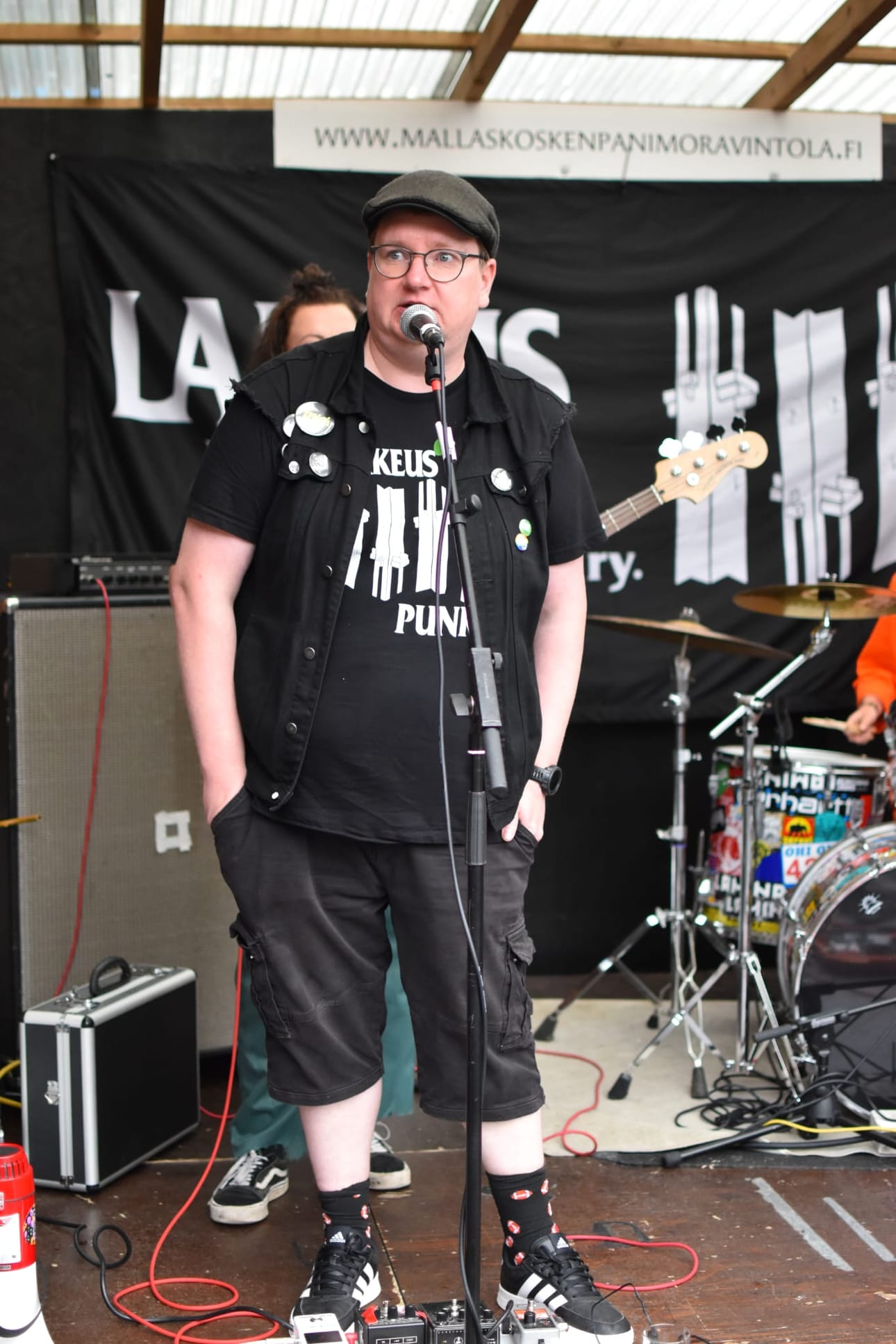 Lakeus punk ry:n Jari Asuintupa pitämässä Lakeus Punkfest II -tapahtuman avajaispuhetta viime kesänä.