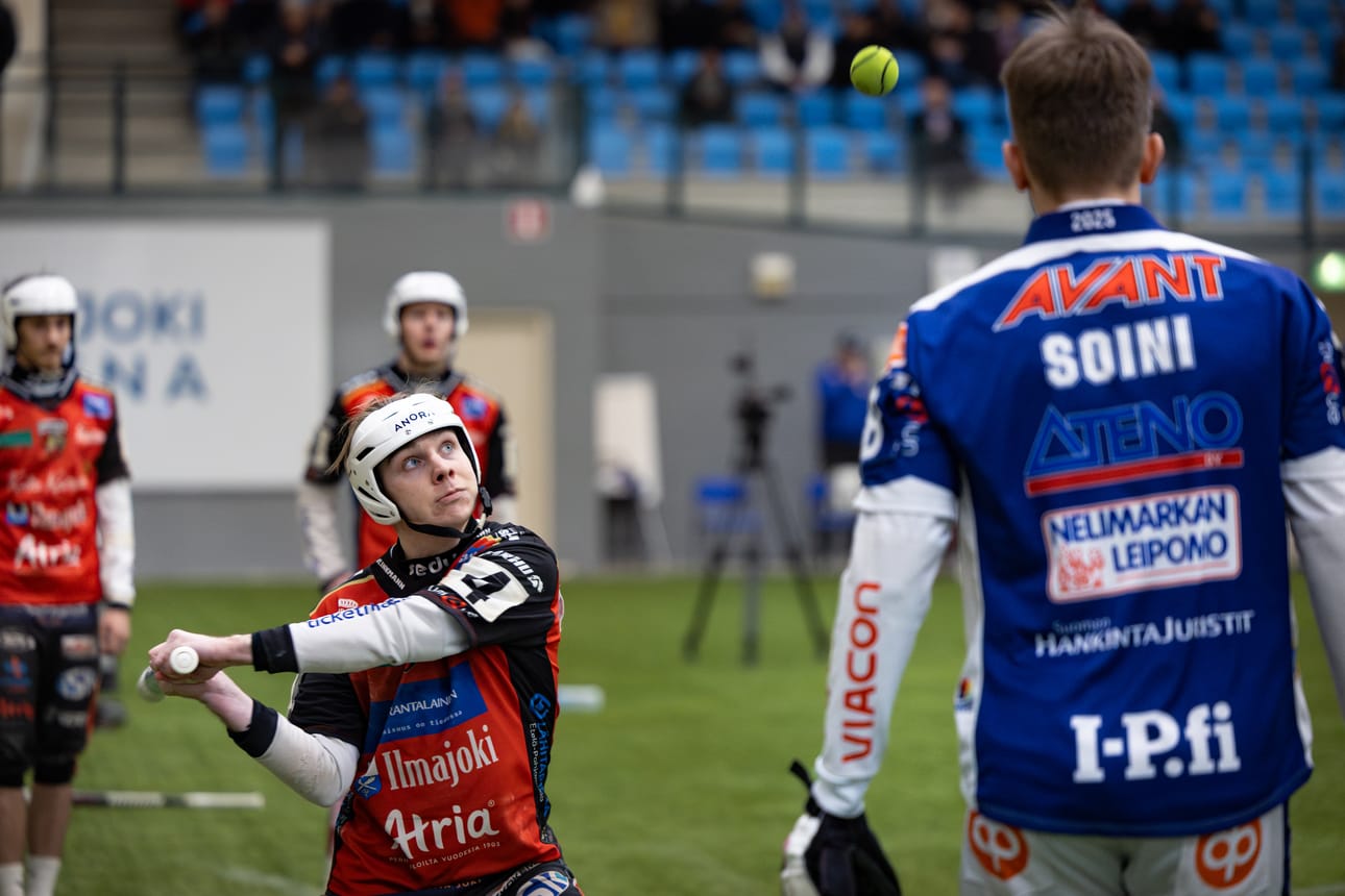 Miesten talvisuperpesiksen avausottelussa Koskenkorvan Urheilijoiden Eetu Lehto lyömässä.