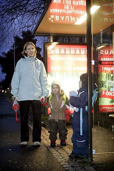 Aino ja Oskari kulkevat äidin kanssa nyt bussilla Tuiraan päivähoitoon, mutta vuodenvaihteessa perhe muuttaa Metsokankaalle, mistä bussiyhteydet ovat huonommat, äiti Tinja Repo kertoo.