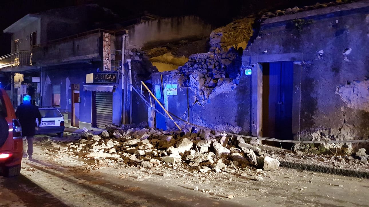 Palomies työskenteli maanjäristyksen vaurioittaman rakennuksen lähellä Cataniassa Sisiliassa varhain tapaninpäivän aamuna.