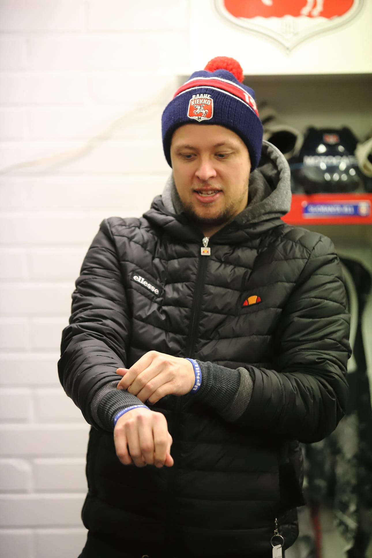 Teemu Vääräkoski tykkää käyttää rannesuojia niin harjoituksissa kuin peleissäkin.