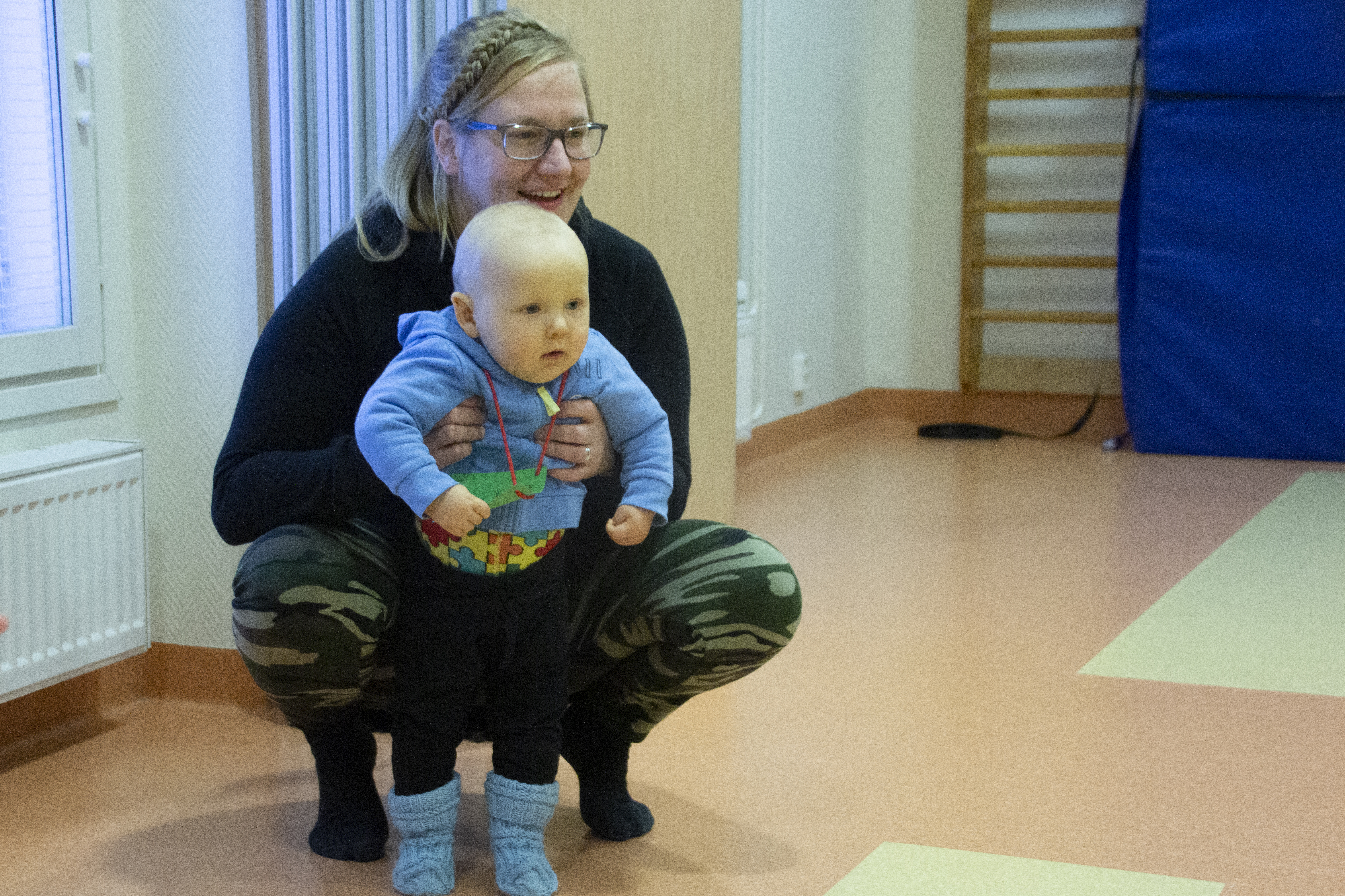Alli ja Lauri Nuolioja olivat tyytyväisiä päiväkodissa näkemäänsä. Lauri olisi jo halunnut päästä isompien mukaan leikkimään. 