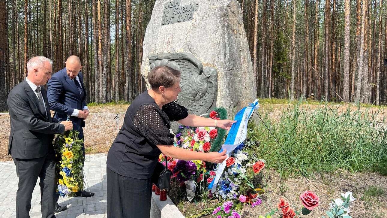 Suomen Moskovan-suurlähettiläs Marja Liivala laski muistoseppeleen Stalinin vainojen uhrien vuosittaisessa muistotilaisuudessa Sandarmohissa. LEHTIKUVA / HANDOUT / SUOMEN MOSKOVAN-SUURLÄHETYSTÖ