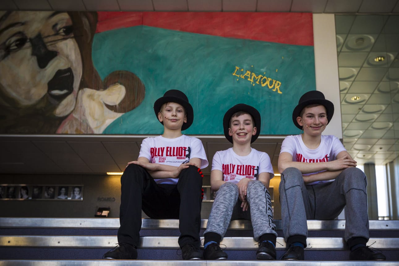 Teatterin yläaulaa koristaa Kuutti Lavosen näyttävä maalaus L'amour. Sen edessä poseerasivat Billy Elliot -musikaalin kolme Billyä, Robin Asukas, Silas Lorenz ja Kalle Lorenz. Arkistokuva.
