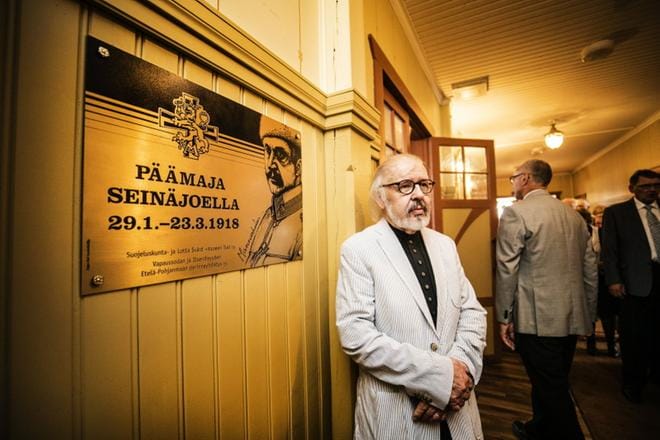Vapaussodan päämajan muistolaatan on suunnitellut seinäjokelainen taiteilija Seppo Kari.KUVAT: KRISTA LUOMA
