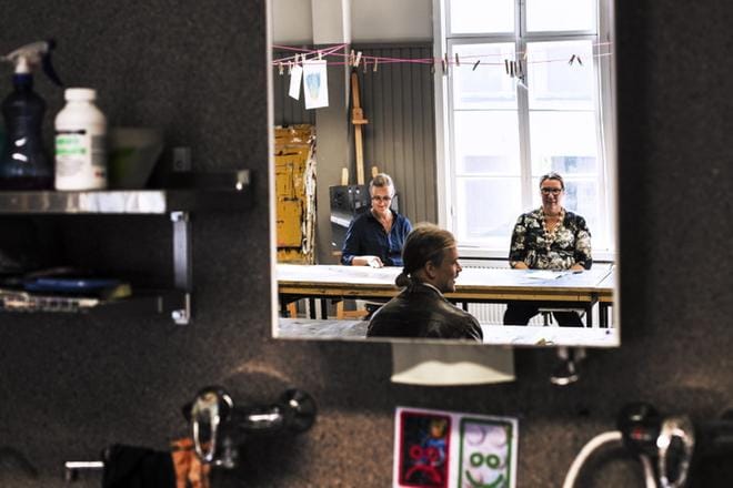 Kalle Halmén aloittaa uutena teatteritaiteen ohjaajana. Sonja Backlund ja Alli Alho odottavat innolla uuden opetussuunnitelman käyttöönottoa. KUVAT: OUTI NEUVONEN