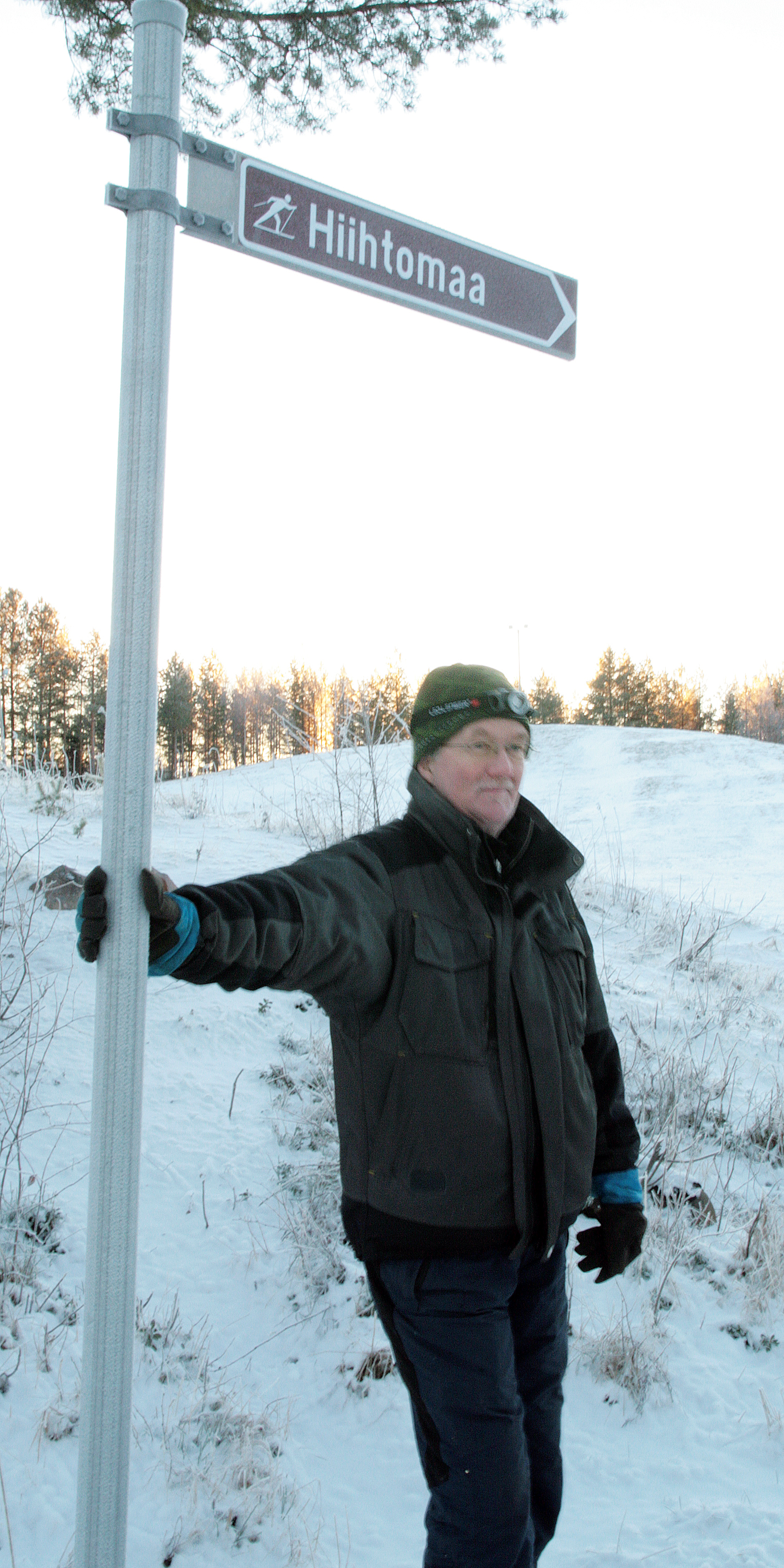 Hiihtomaalta löytyy parin kilometrin pituinen latu, joka on ollut kovassa käytössä tänä syksynä Eero Lotvosen mukaan. &ndash; Ladun päässä olevaan vihkoon on kertynyt nimiä useita kymmeniä, Olli Mattilakin todistaa.
