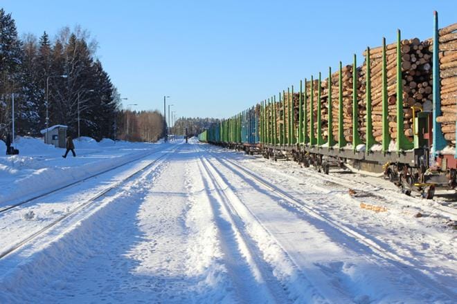 Seinäjoki–Jyväskylä-rataosalla sijaitseva Alavuden asema-alue on merkittävä raakapuun lastauspaikka. Arkistokuva: Reijo Heikkilä