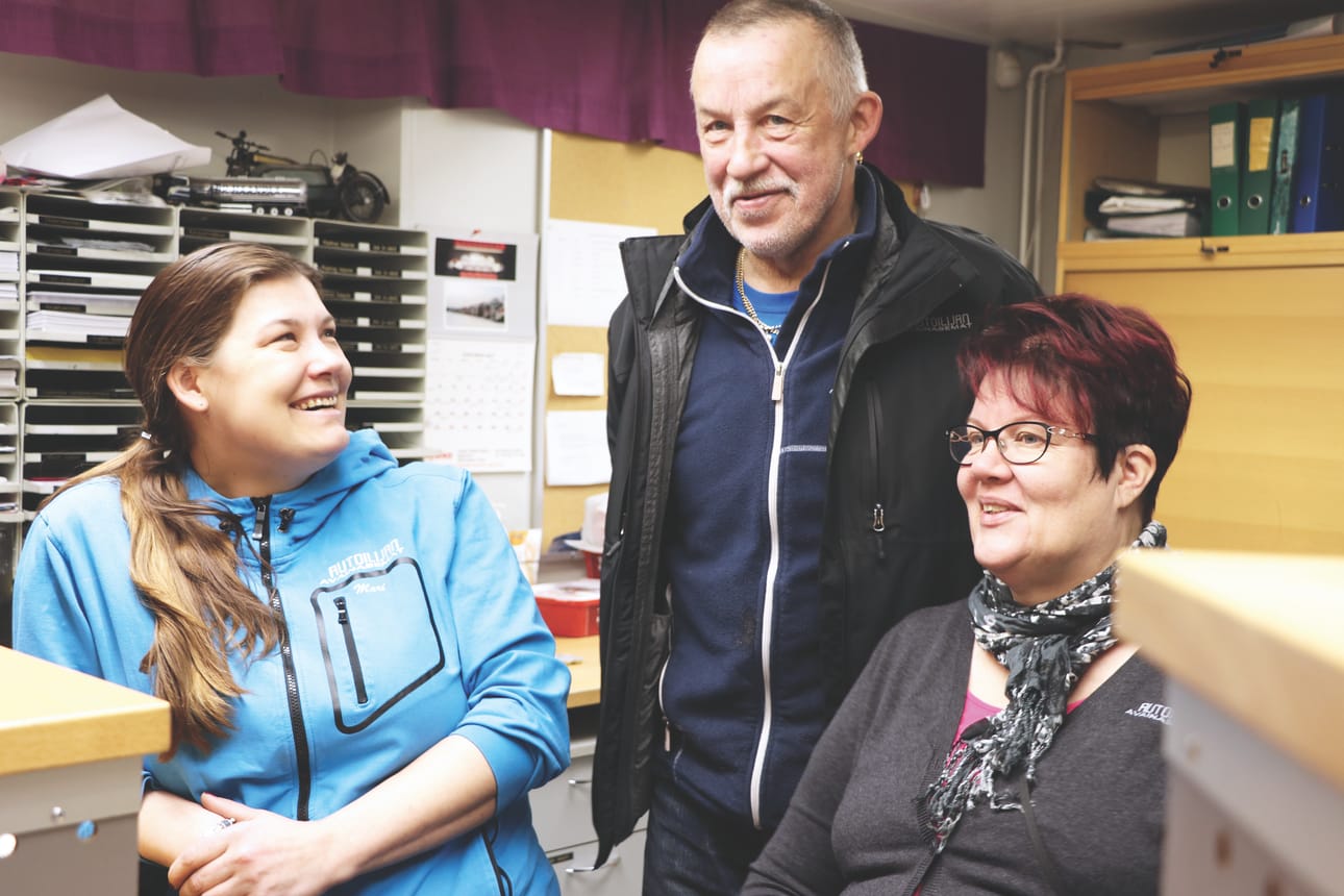 Lakeuden autokatsastus on todellinen perheyritys. Kuvassa toimistosihteeri Mari Pellikka, toimitusjohtaja Pasi Pellikka ja toimistopäällikkö Liisa Pellikka.