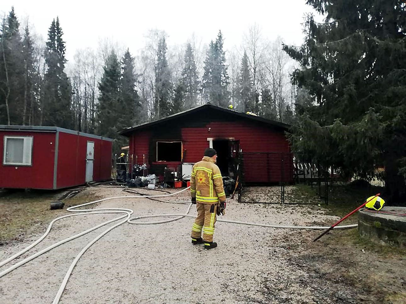 Rakennus on kärsinyt palossa pahoja vauroita.