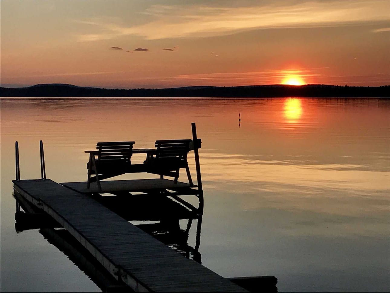 Keskiyön aurinko. Taivaan valopallo hohkasi keskiyöllä 1. heinäkuuta Norvajärvellä.