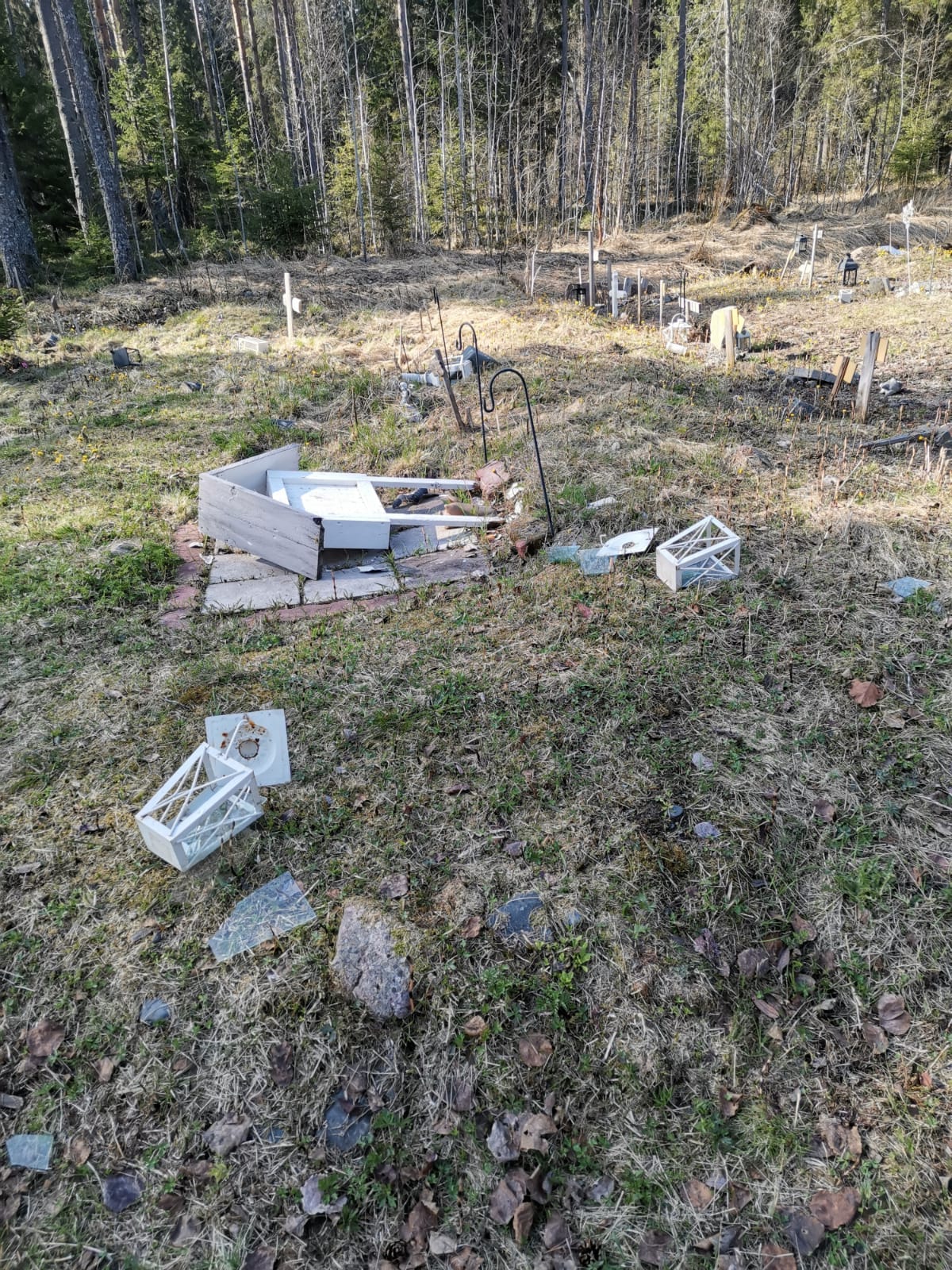 Kemin Takajärvellä sijaitseva pieneläinhautausmaa koki kovia viikonloppuna. Tekijöiksi paljastui kaksi noin 7-vuotiasta lasta.