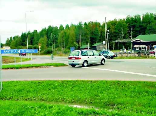Vaaran paikka. Paavolantien ja valtatie 4:n liittymään on Rantsilassa jo vuosia odotettu turvallisuutta parantavia toimenpiteitä.