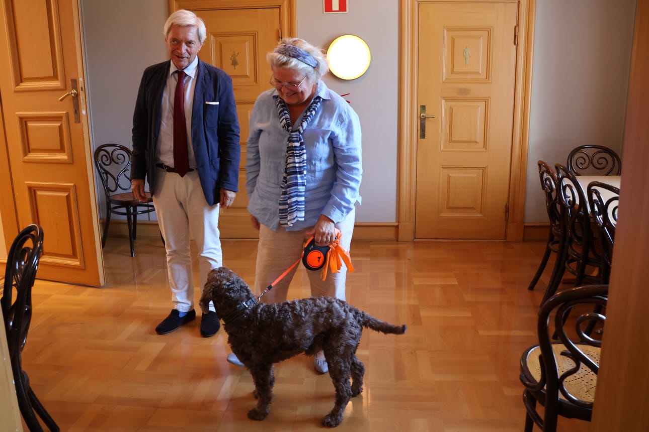 Suurlähettiläs Wegger Christian Strømmen ja Cecilie Jørgensen Strømmen vierailivat Kristiinassa ja Raatihuoneella keskiviikkona. Mukaan oli päässyt myös perheen koira Memphis.